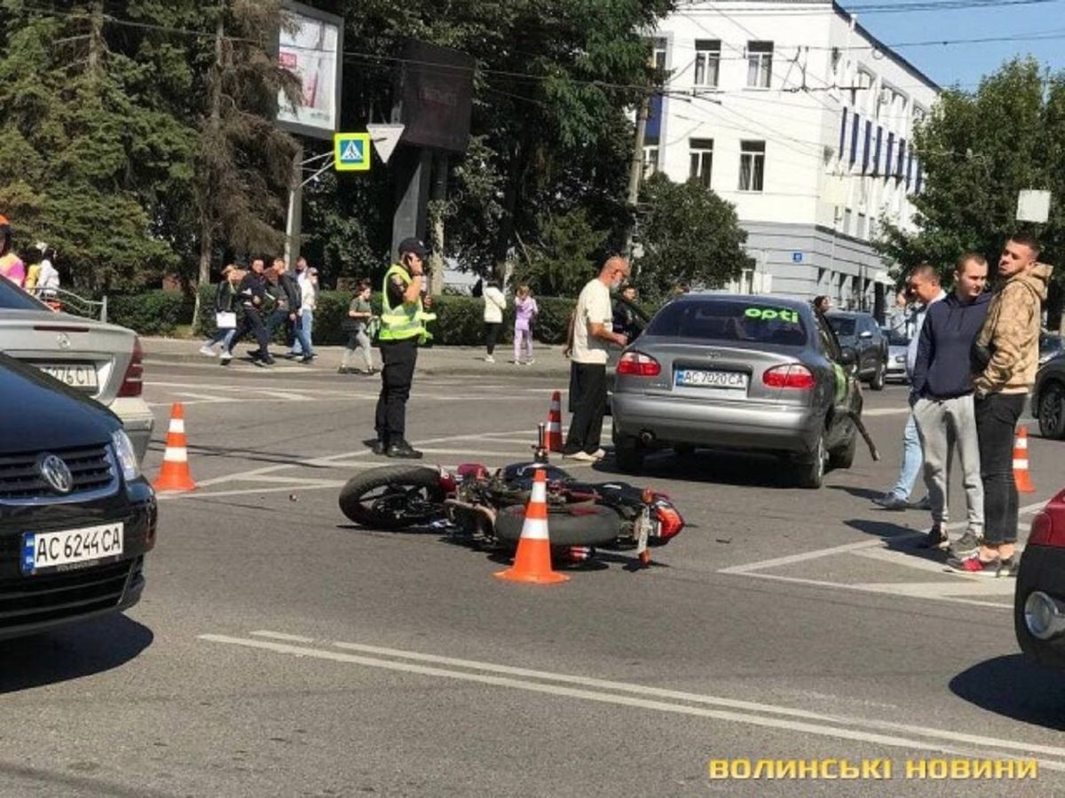 У центрі Луцька 17-річний мотоцикліст в'їхав у таксі 