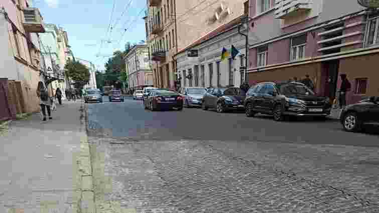 На «Чернівцігаз» склали адмінпротокол за пошкодження дороги у центрі міста