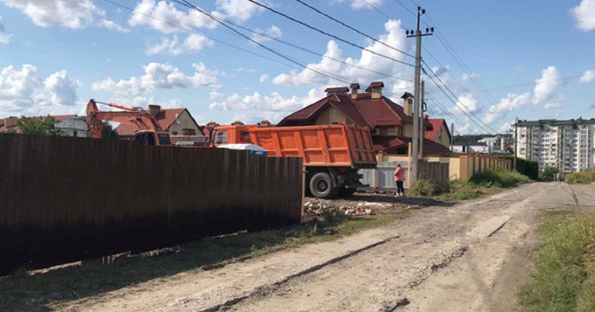 Мешканці Зубри через суд скасували будівництво багатоквартирного будинку у селі
