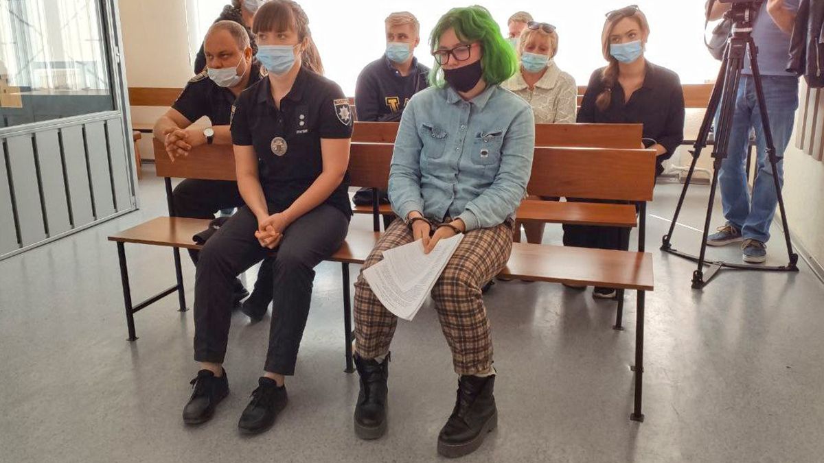 Суд арештував 19-річну нападницю з арбалетом на вчителів в Полтаві