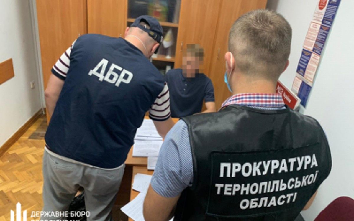 ДБР звинуватило тернопільських податківців в незаконній утилізації алкоголю