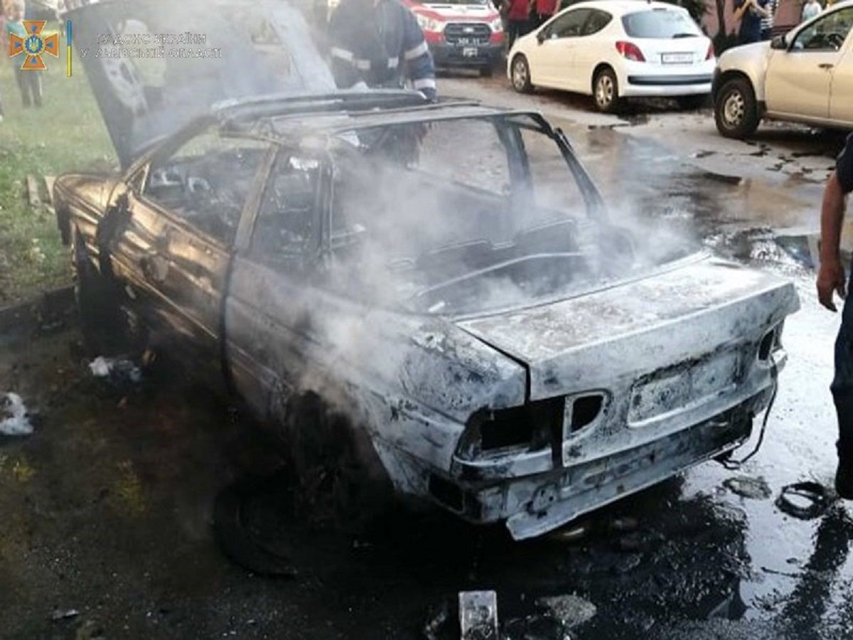 У Львові серед вулиці вщент згорів автомобіль