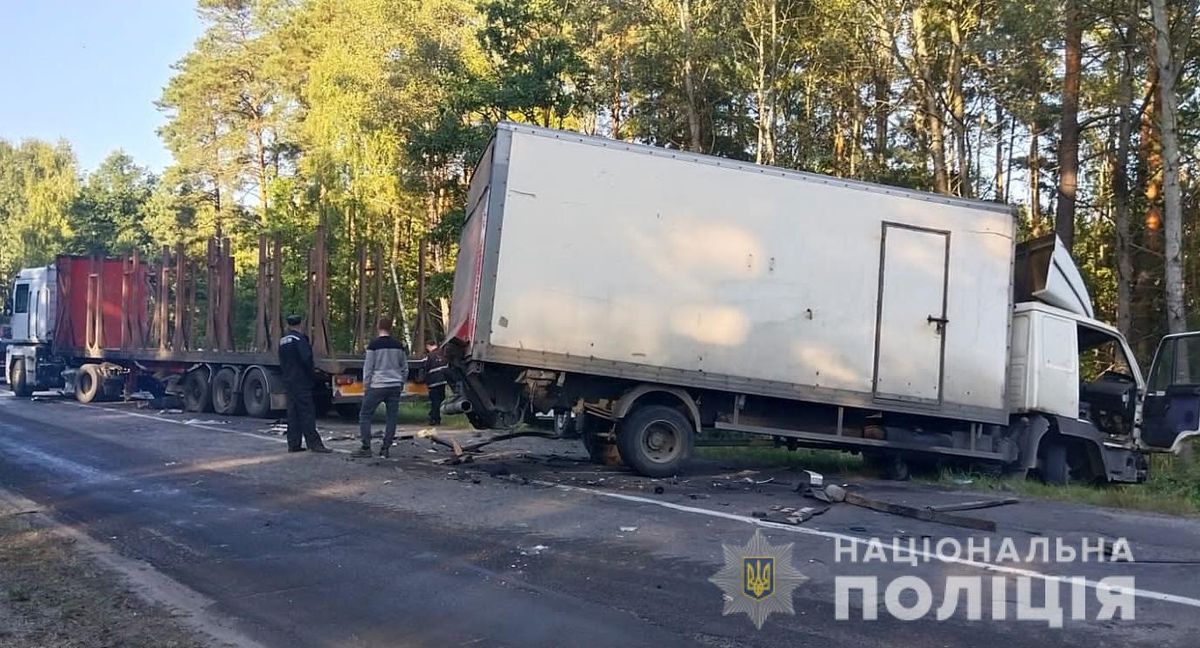 Внаслідок зіткнення із вантажівкою на Волині госпіталізували 30-річного водія фури