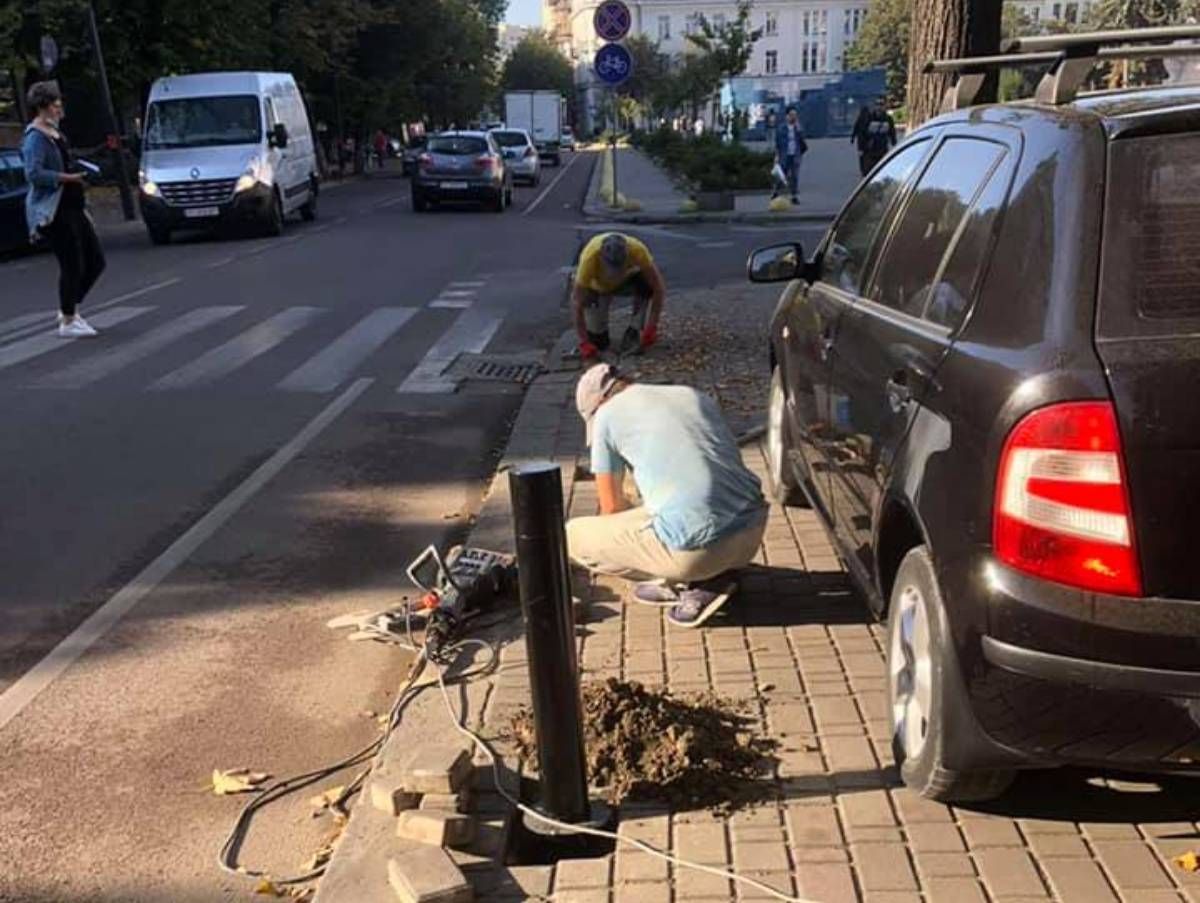 У центрі  Івано-Франківська встановлюють антипаркувальні стовпці
