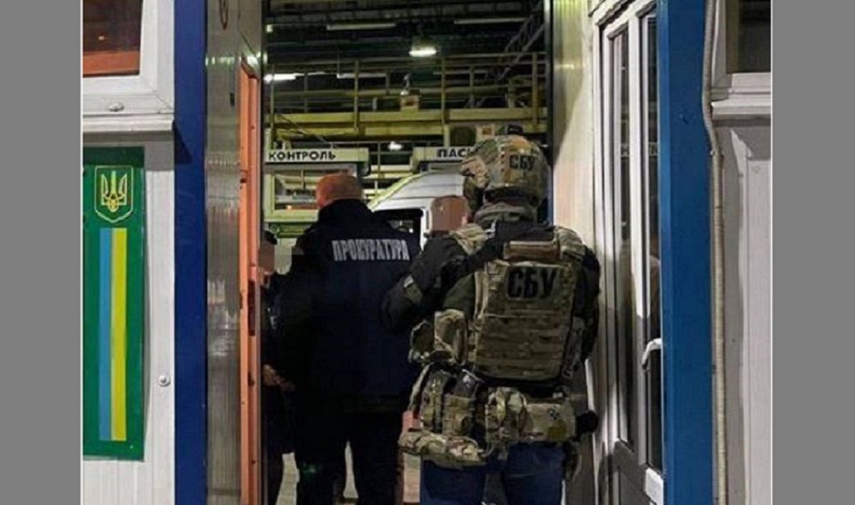 Двох яворівських митників затримали під час отримання хабарів 