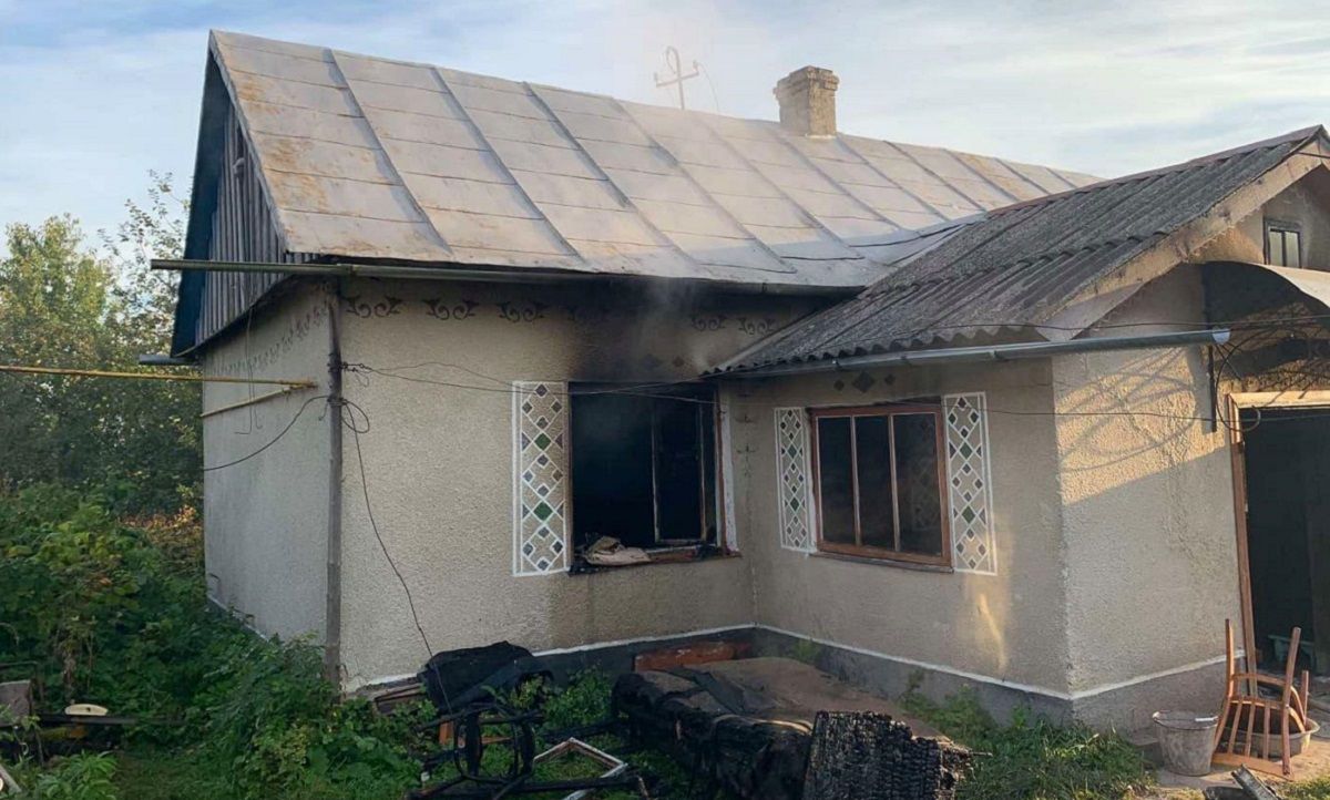 На Золочівщині під час пожежі у приватному будинку загинули двоє людей