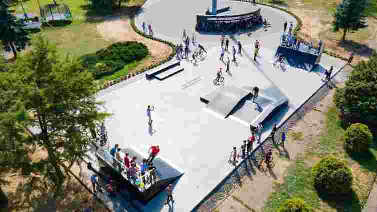 У центрі Ужгорода відкрили перший у місті скейт-майданчик