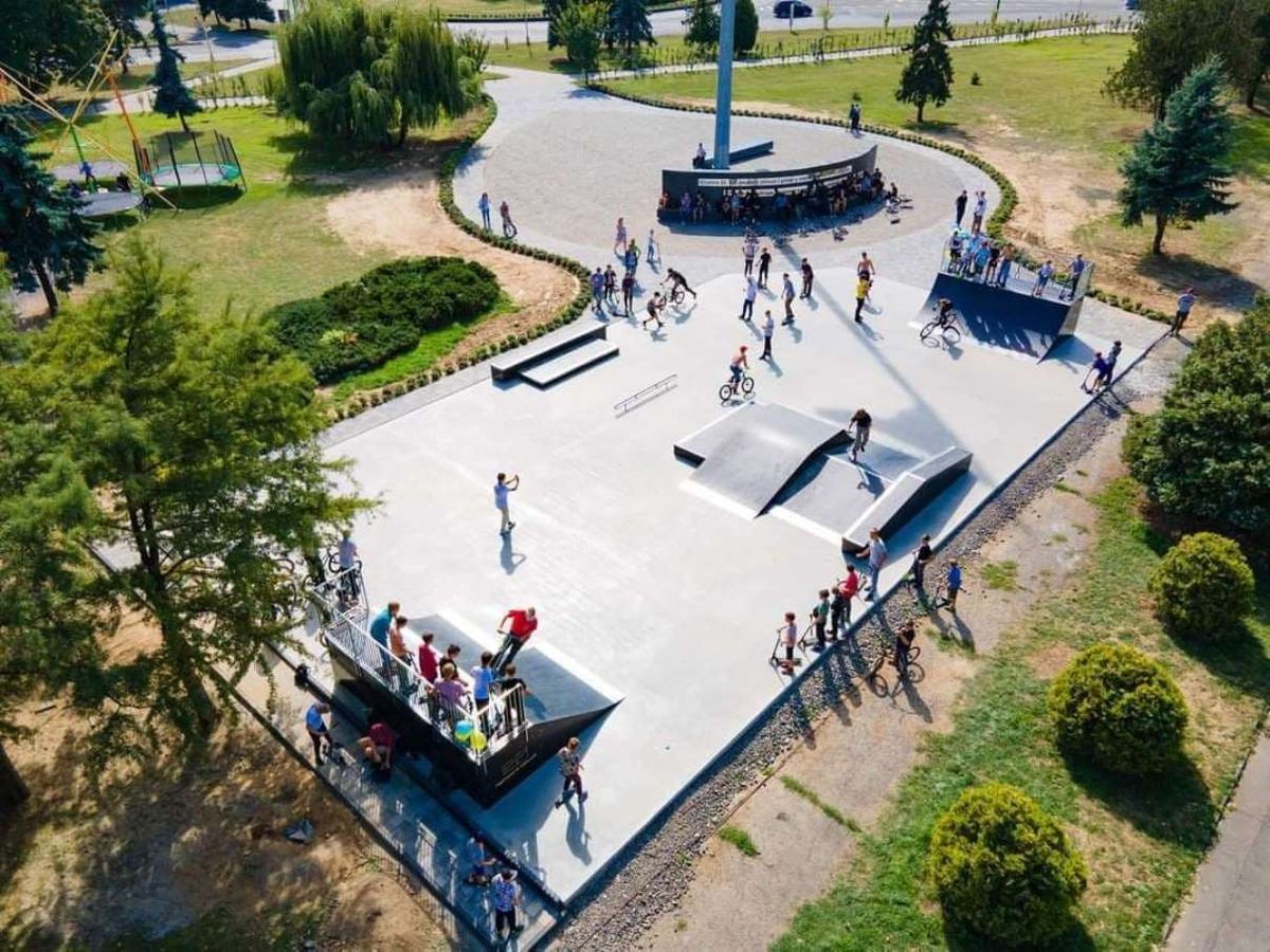 У центрі Ужгорода відкрили перший у місті скейт-майданчик