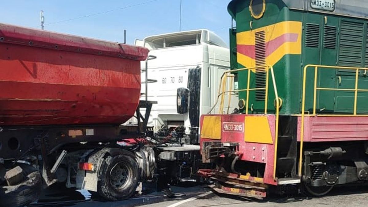 На Київщині локомотив зіткнувся із вантажівкою на залізничному переїзді