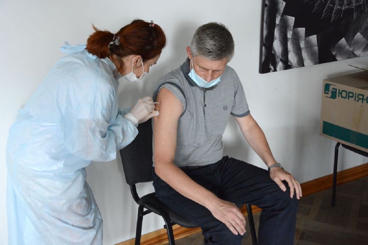 Львівські центри вакцинації перейшли на щоденний режим роботи