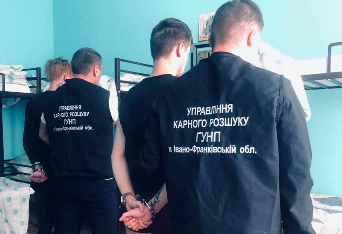 Двоє 20-річних братів за ніч пограбували чотири установи біля Івано-Франківська