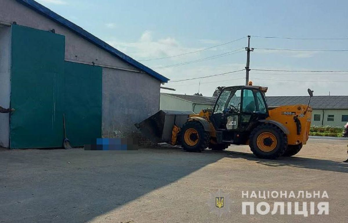 На фермі біля Ковеля ковшем трактора придавило 58-річну жінку