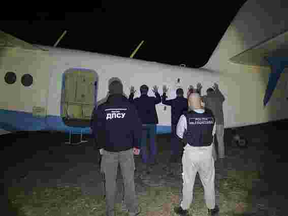 Чернівецькі прикордонники затримали у Молдові літак з контрабандистами
