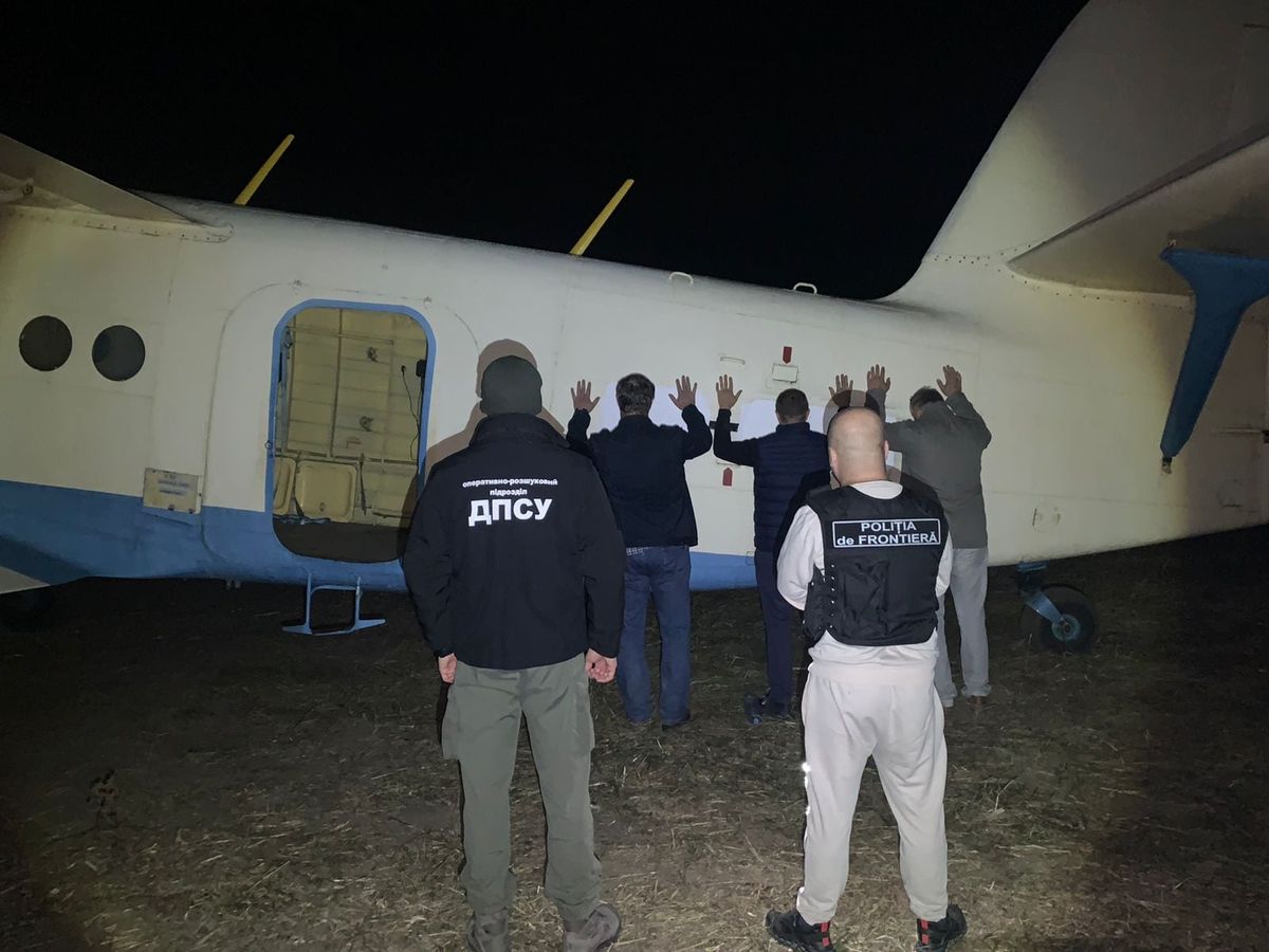 Чернівецькі прикордонники затримали у Молдові літак з контрабандистами