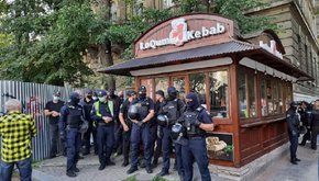 Директор ринку у центрі Львова побився з муніципалами через демонтаж кіоску з шаурмою