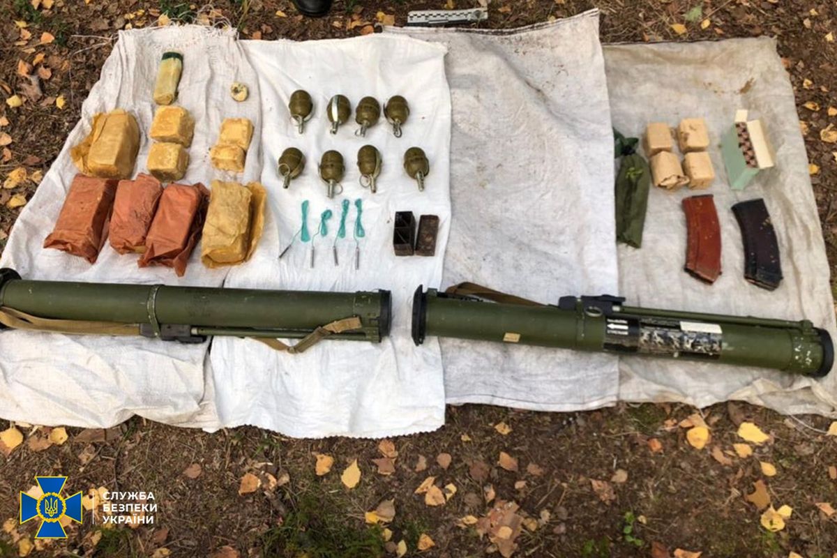 Під час навчань на Рівненщині СБУ випадково знайшла справжній схрон зброї