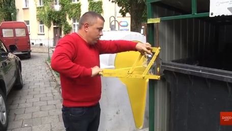 На сміттєвих майданчиках Львова встановили преси для стискання пластикових пляшок