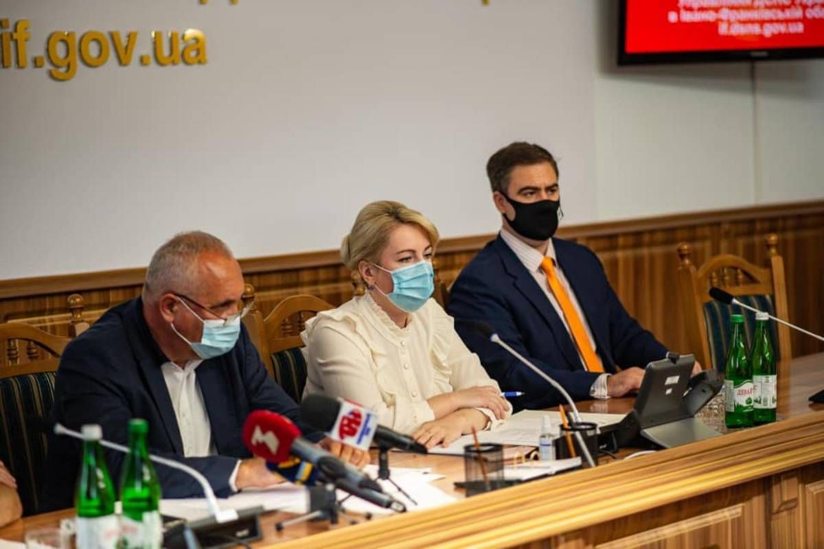 Прикарпатські школи закриють на карантин, якщо вчителі не вакцинуються