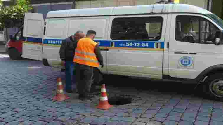 Чернівецькі комунальники через борги відключили водопостачання у п'ятиповерхівці