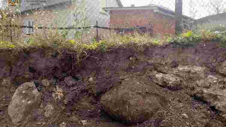 На узбіччі траси неподалік Чорткова виявили 250-кілограмову бомбу На узбіччі траси неподалік Чорткова виявили 250-кілограмову бомбу