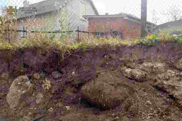 На узбіччі траси неподалік Чорткова виявили 250-кілограмову бомбу