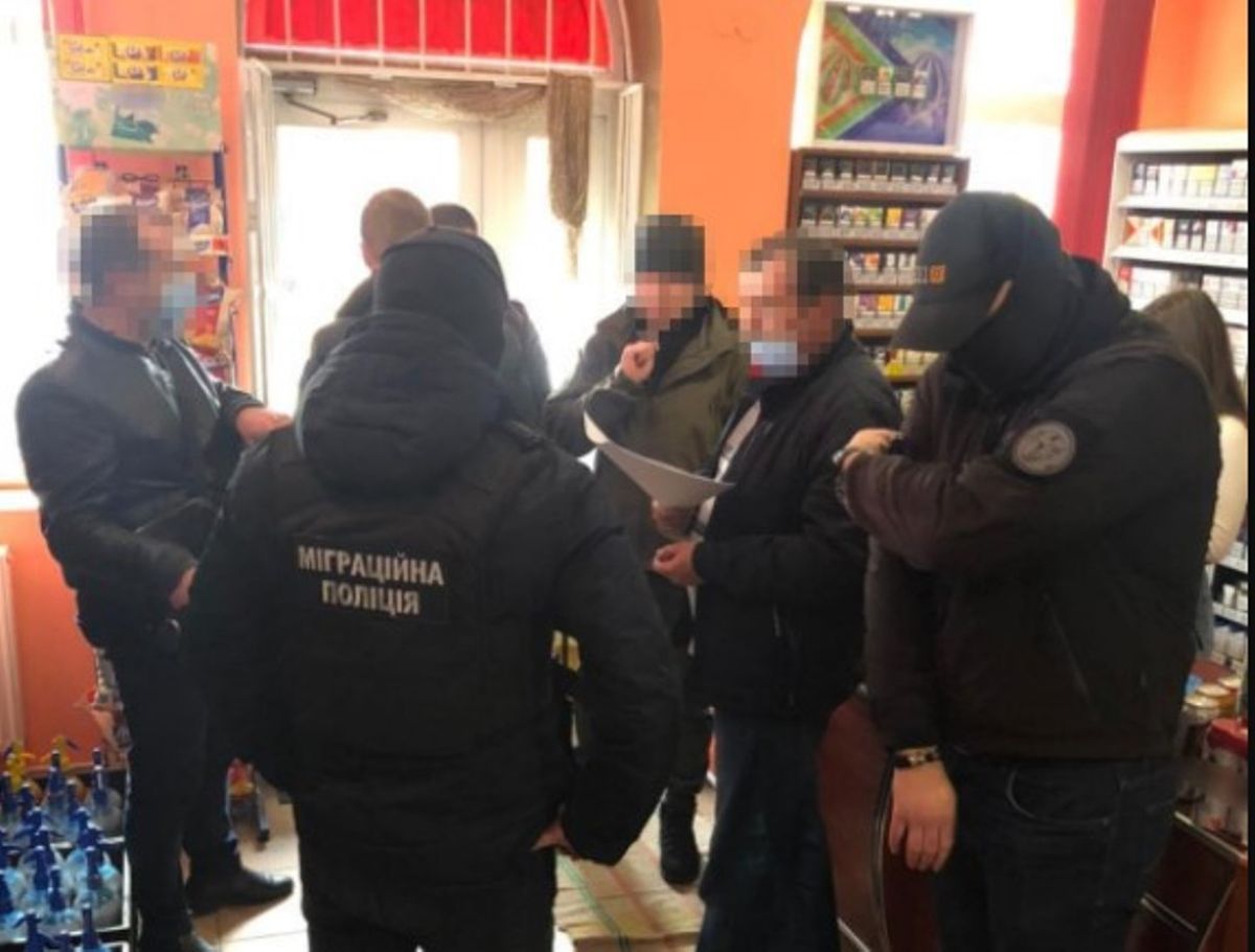 Закарпатського депутата судитимуть за незаконне утримання нелегалів з Індії