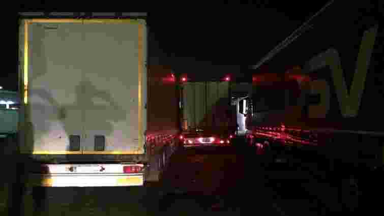 На кордоні у Шегинях далекобійника розчавило двома вантажівками