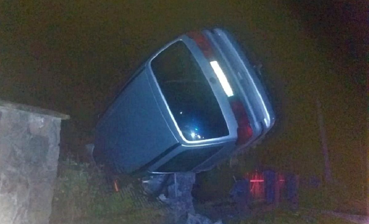 41-річний водій Volkswagen Sharan в'їхав в огорожу цвинтаря біля Самбора і загинув 