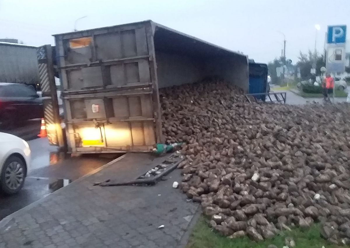 На околиці Луцька перекинулась фура з цукровими буряками