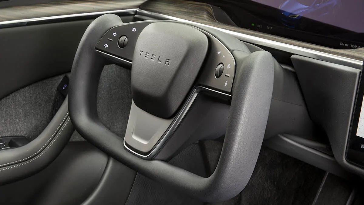 Експерти визнали штурвал Tesla Model S незручним і навіть небезпечним