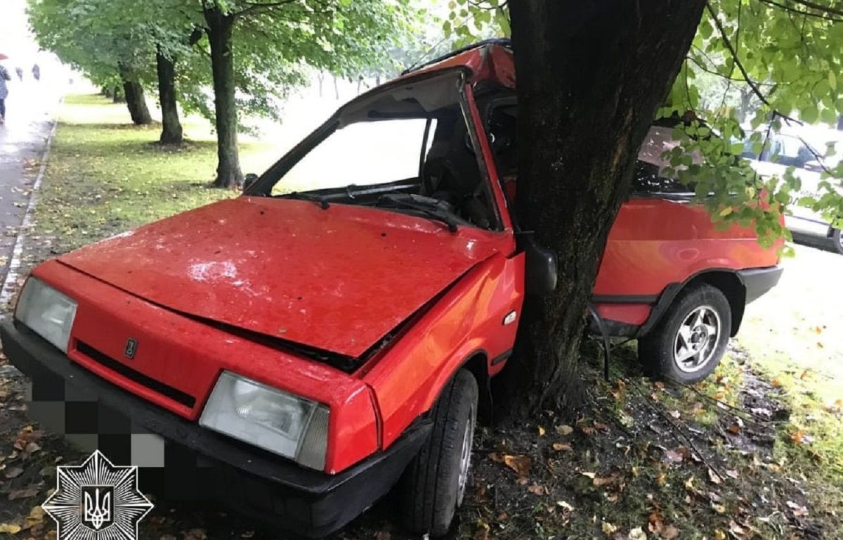 29-річний водій «вісімки» врізався в дерево у Львові