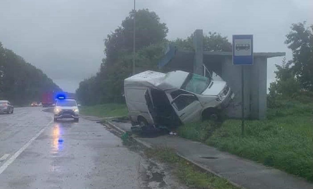 34-річний водій Mercedes Sprinter врізався в бетонну зупинку біля Буська і загинув