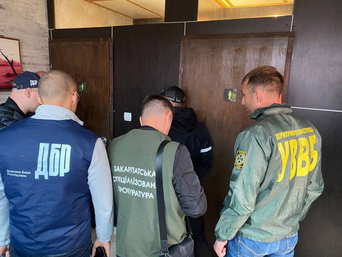 Закарпатського прикордонника затримали на хабарі  у 18 тис. доларів