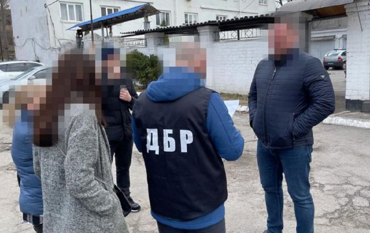 На Дніпропетровщині викрили банду поліцейських, які вибивали у людей гроші