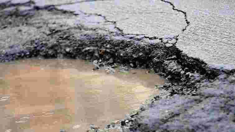 Луцького чиновника оштрафували за неліквідовану яму на дорозі