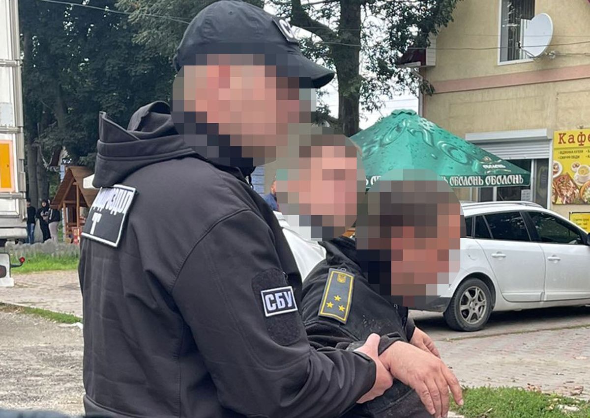 СБУ затримала чернівецького митника на хабарі у $700