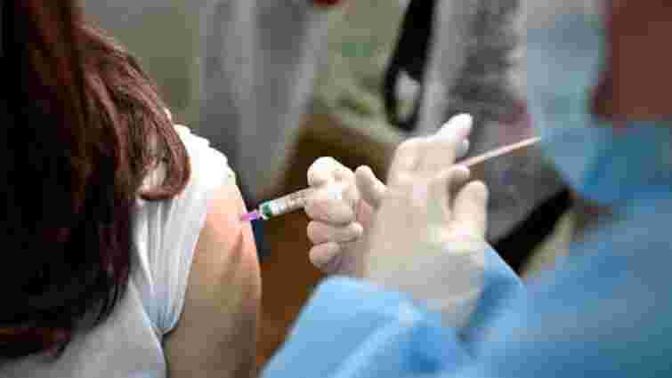 Завтра у львівських школах працюватимуть 12 пунктів вакцинації
