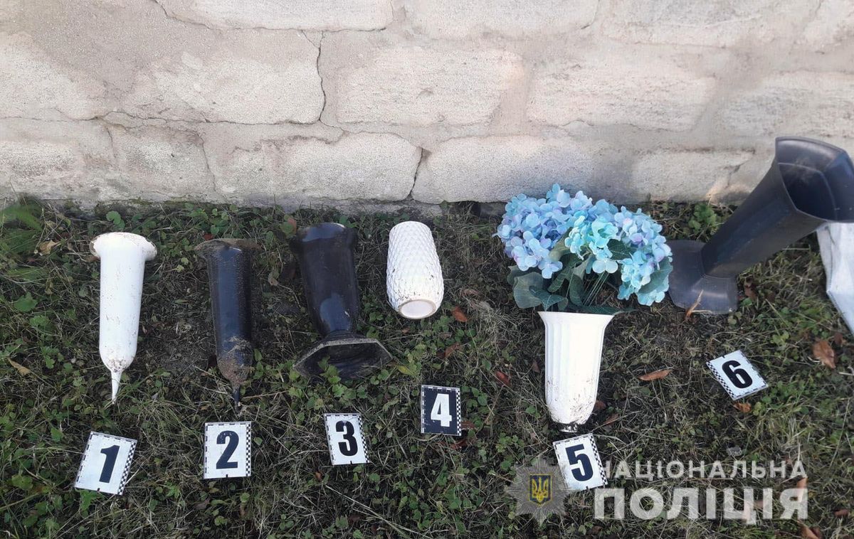 Поліція виявила 40-річного буковинця, який крав вази з сільського цвинтаря
