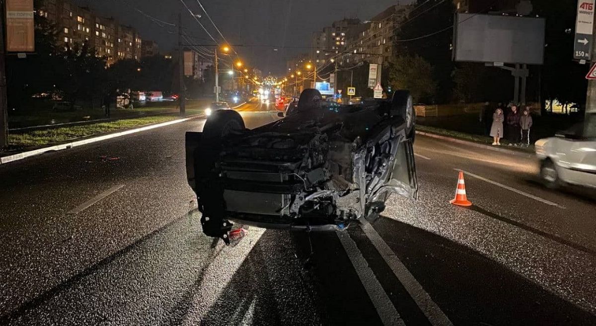 На Сихові водій Honda врізався в електроопору і перекинувся на дах
