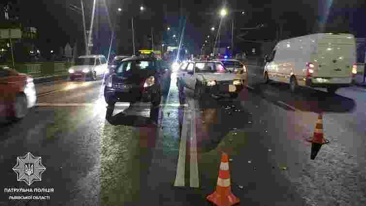 У Львові п’яний водій в’їхав в автомобіль, який зупинився на світлофорі