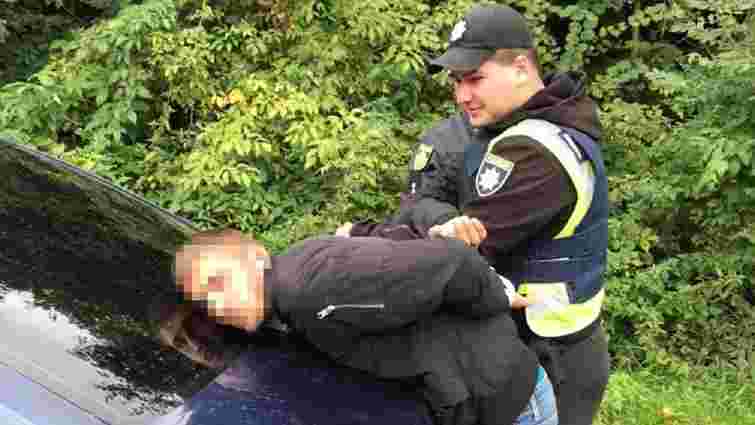 Під час розбійного нападу 20-річна дівчина на ходу вискочила з авто Під час розбійного нападу 20-річна дівчина на ходу вискочила з авто