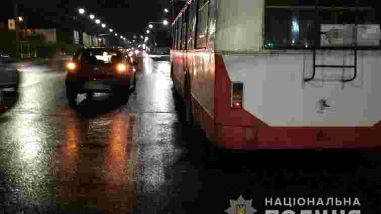 Під час технічної зупинки у Луцьку збили водія тролейбуса