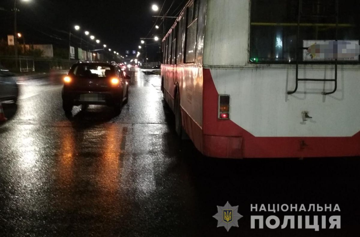 Під час технічної зупинки у Луцьку збили водія тролейбуса