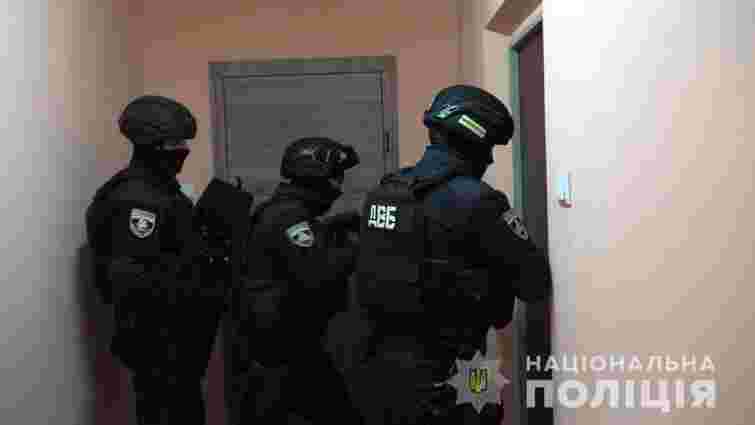 Київські таксисти під виглядом поліцейських вимагали гроші у наркодилерів