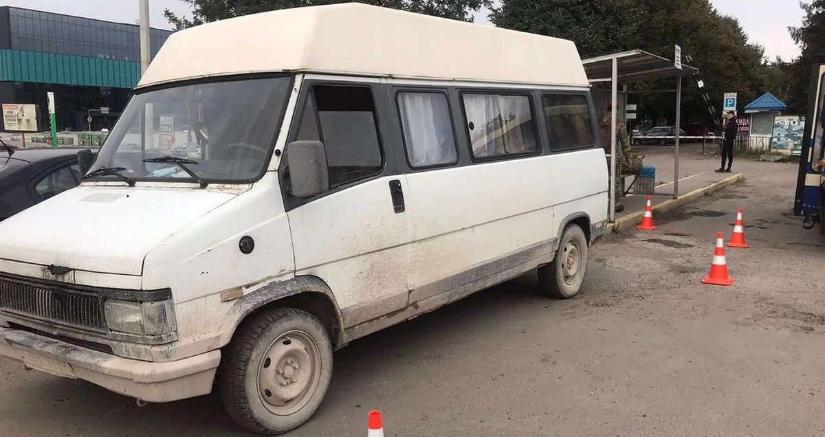Мікроавтобус заднім ходом збив жінку на автостанції у Львові
