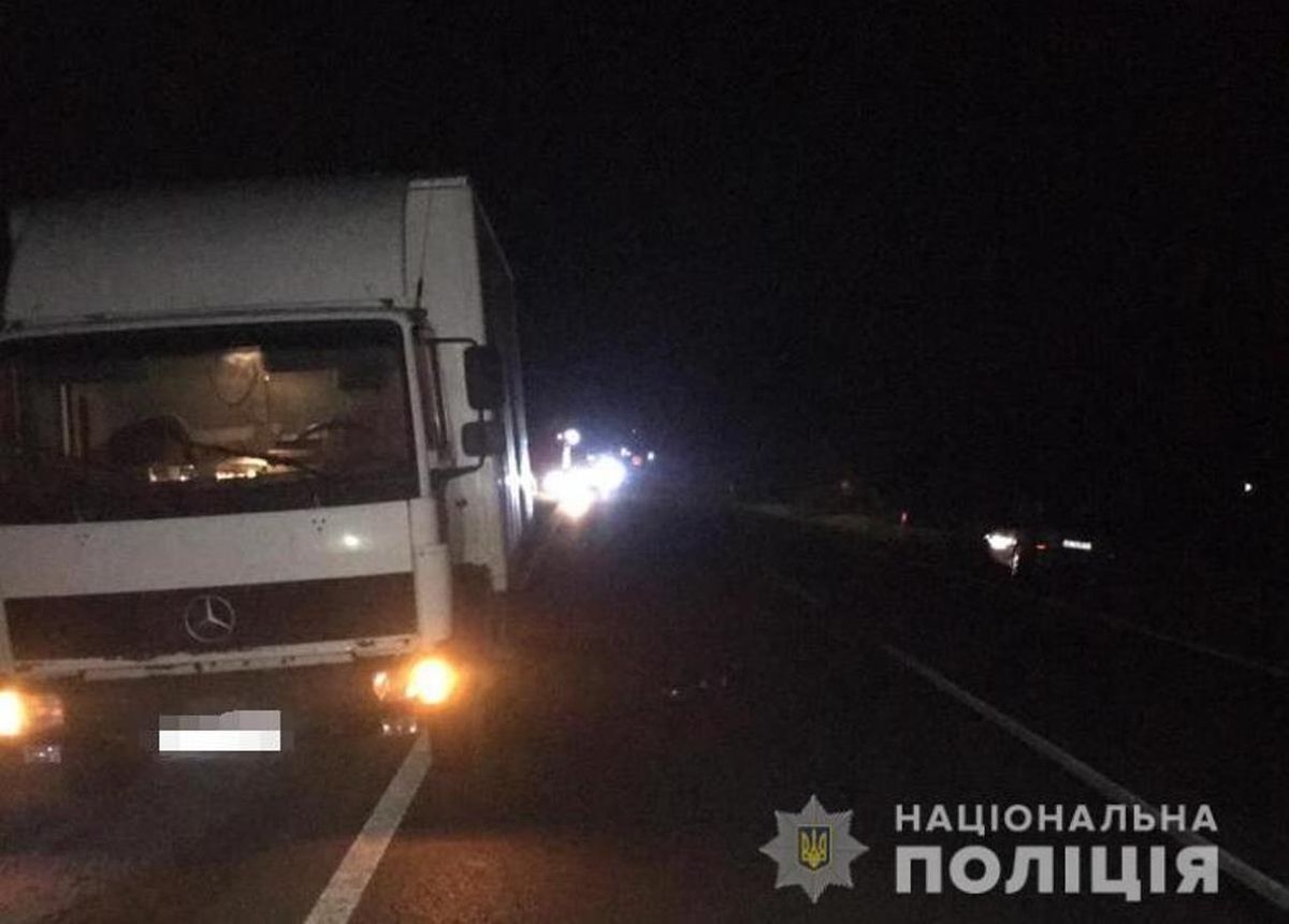Вночі на трасі біля Виноградова вантажівка збила двох пішоходів