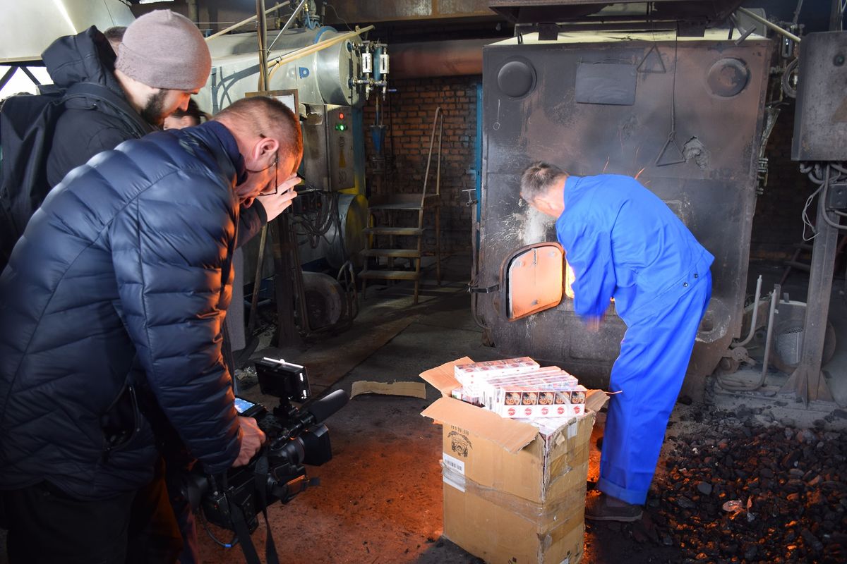 Рівненські податківці спалили в печі сигарети на понад 300 тис. грн