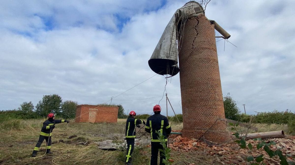 Від поривів вітру у селі під Луцьком обвалилась водонапірна вежа