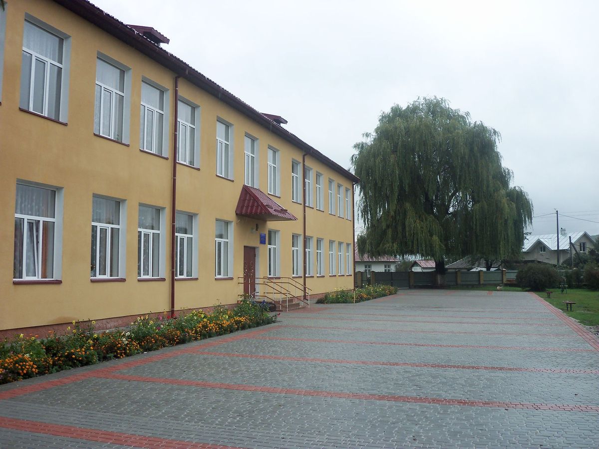 Гімназія біля Івано-Франківська отримає 1 млн грн за вакцинацію усіх працівників