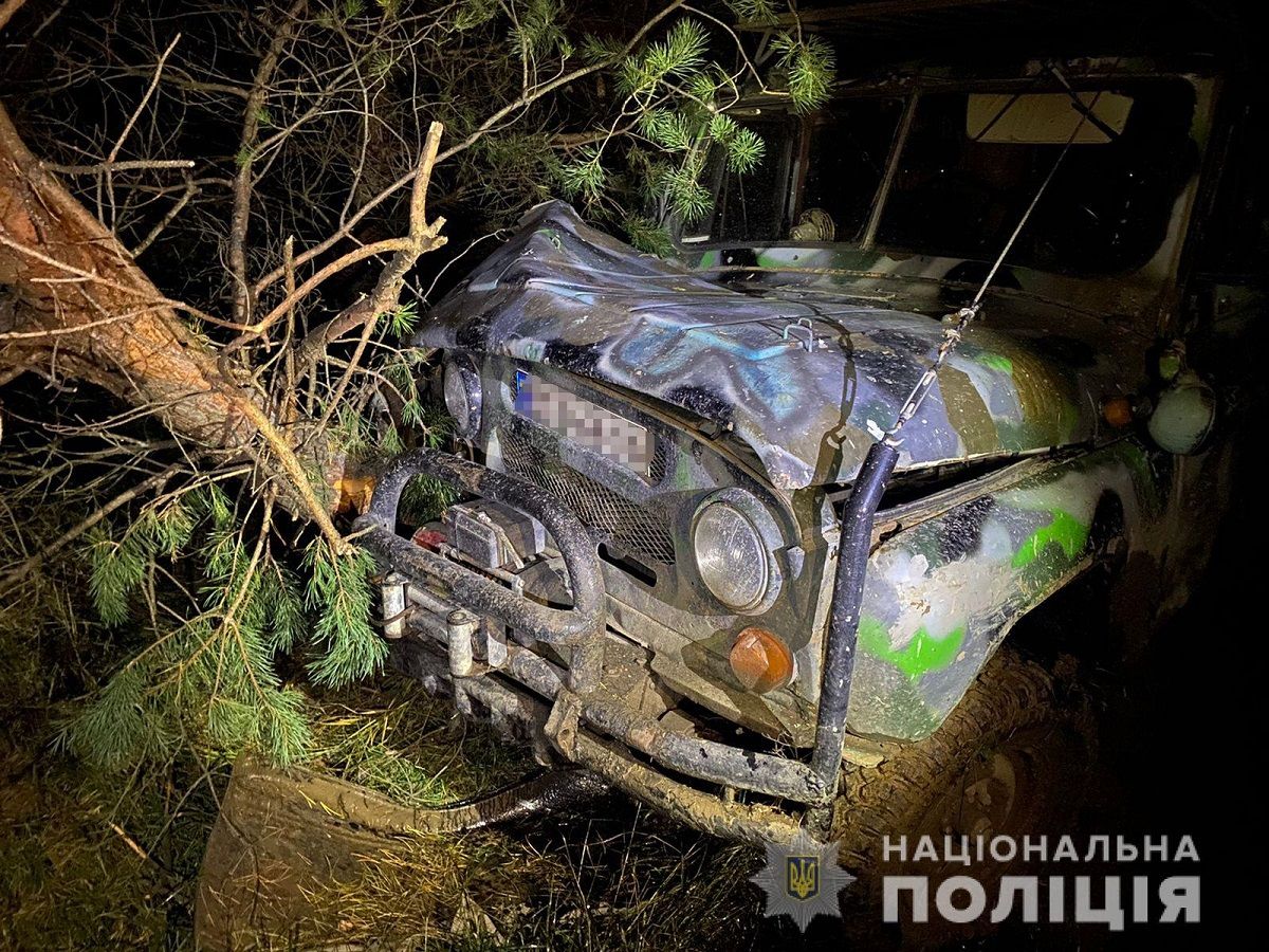 На Яворівщині автомобіль в'їхав у дерево, водій загинув